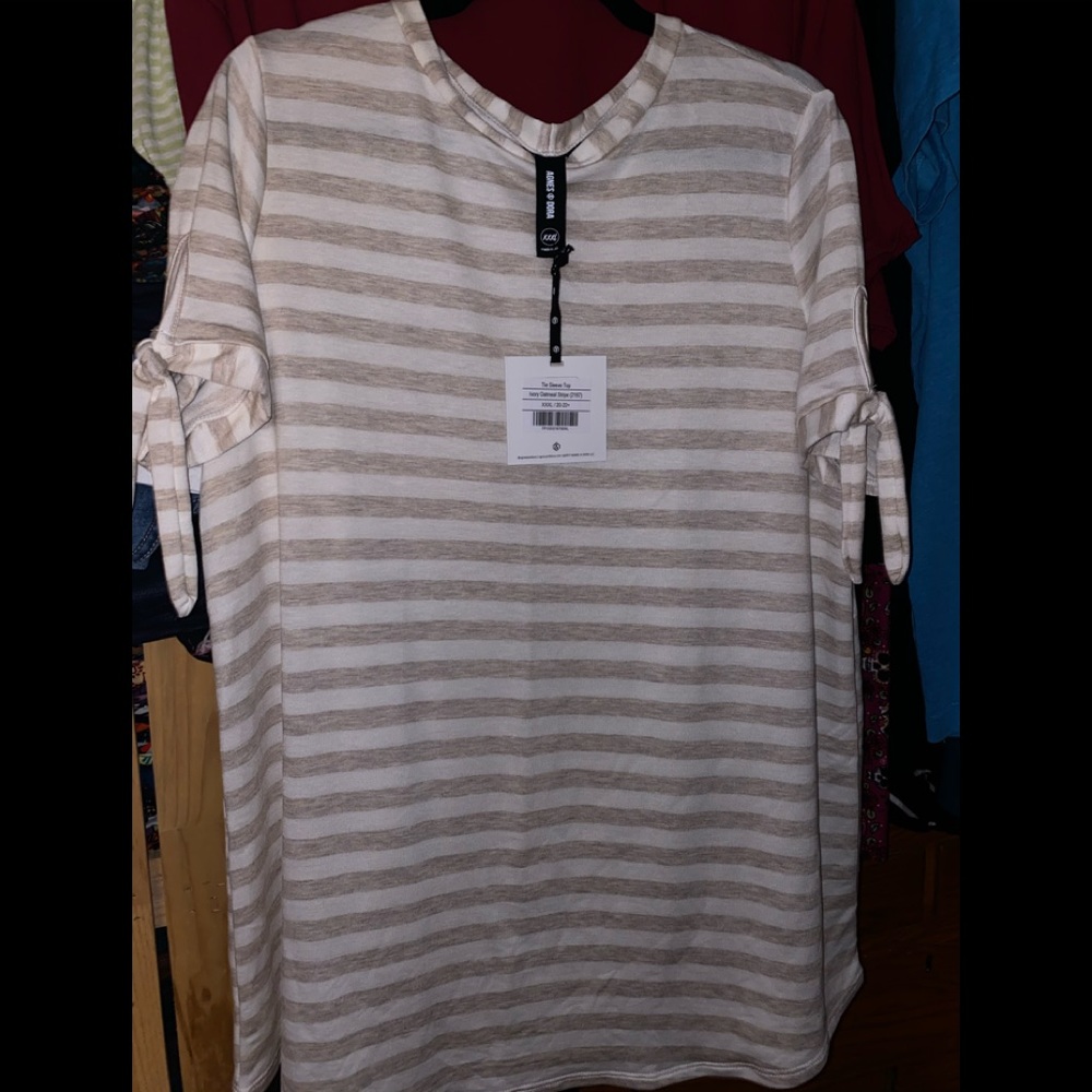 Agnes & Dora Tie Sleeve Top.  NWT.  XXXL